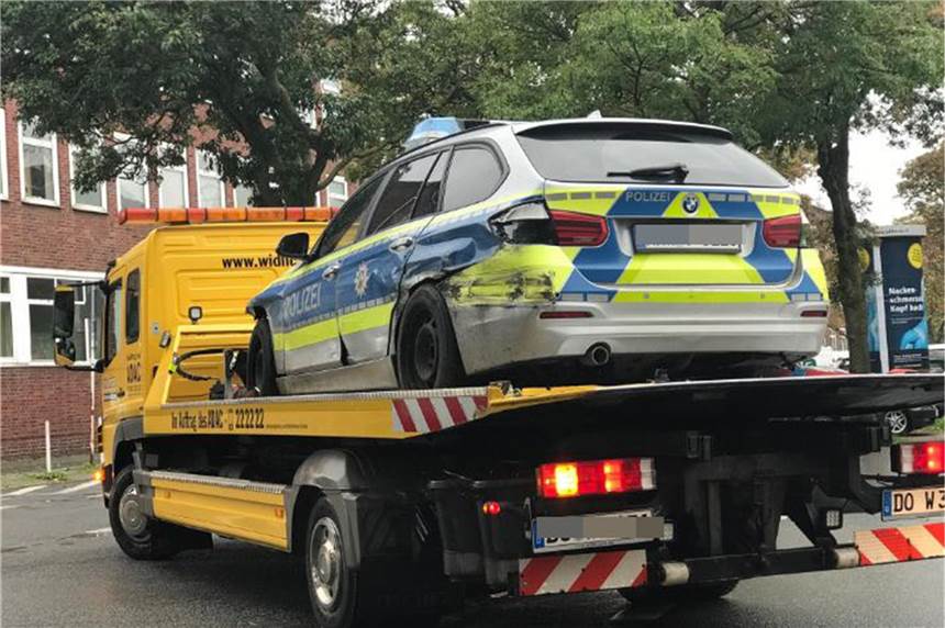 Streifenwagen der Polizei verunglückt – B54 teilweise gesperrt Der Streifenwagen musste abgeschleppt werden.