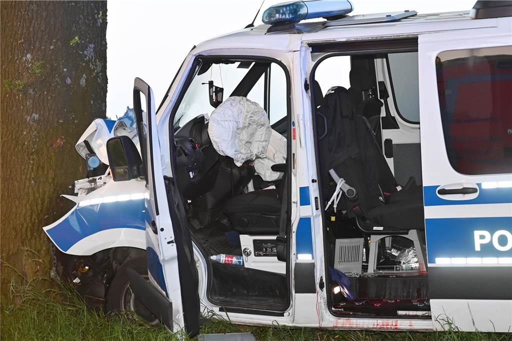 Zehn Monate nach Polizei-Unfall: Ermittlungen stocken, Staatsanwaltschaft irritiert Beschädigter Streifenwagen nach Unfall