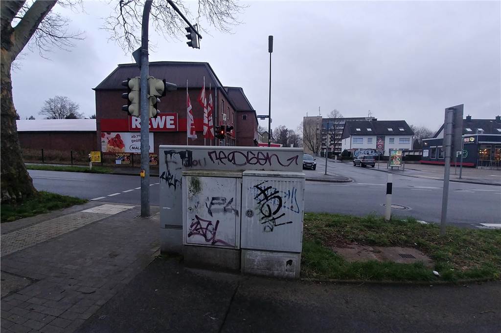 Eltern sehen viele Beinahe-Unfälle und wollen Kreuzung sicherer machen Der Stromkasten an der Kreuzung steht ungünstig: Vielen Autofahrer verdeckt er die Sicht auf wartende Kinder.