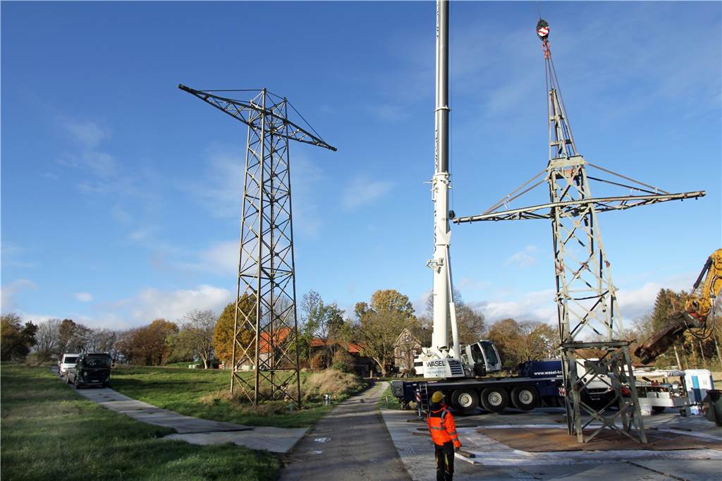 30 Strommasten verschwinden: Schrottschere arbeitet sich voran Strommast und Kran