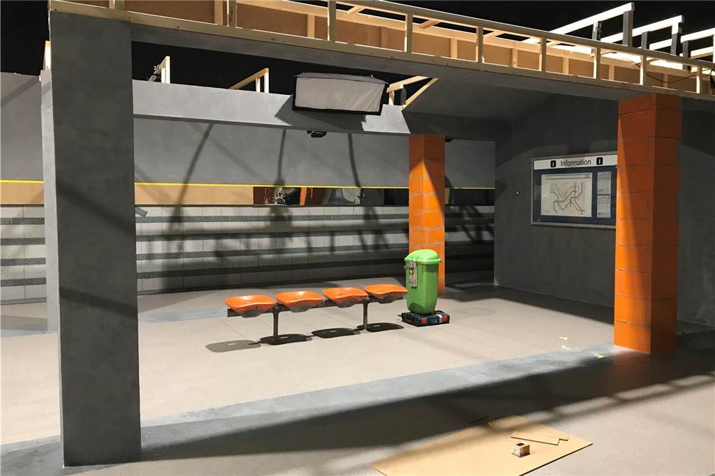 Science-Fiction ohne Schnickschnack: „Die erste Bahn“ feiert Premiere Der Studiosetbau der U-Bahn-Haltestelle