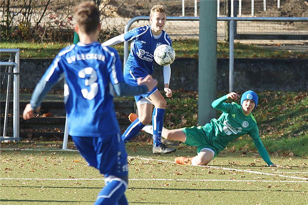 Zum FC Frohlinde: Youngster vom SC Hennen tauscht Wohlfühl-Atmosphäre gegen Landesliga ein Der stürzende Tim Finkhaus (r.) spielte auch schon für den SC Holzwickede II.
