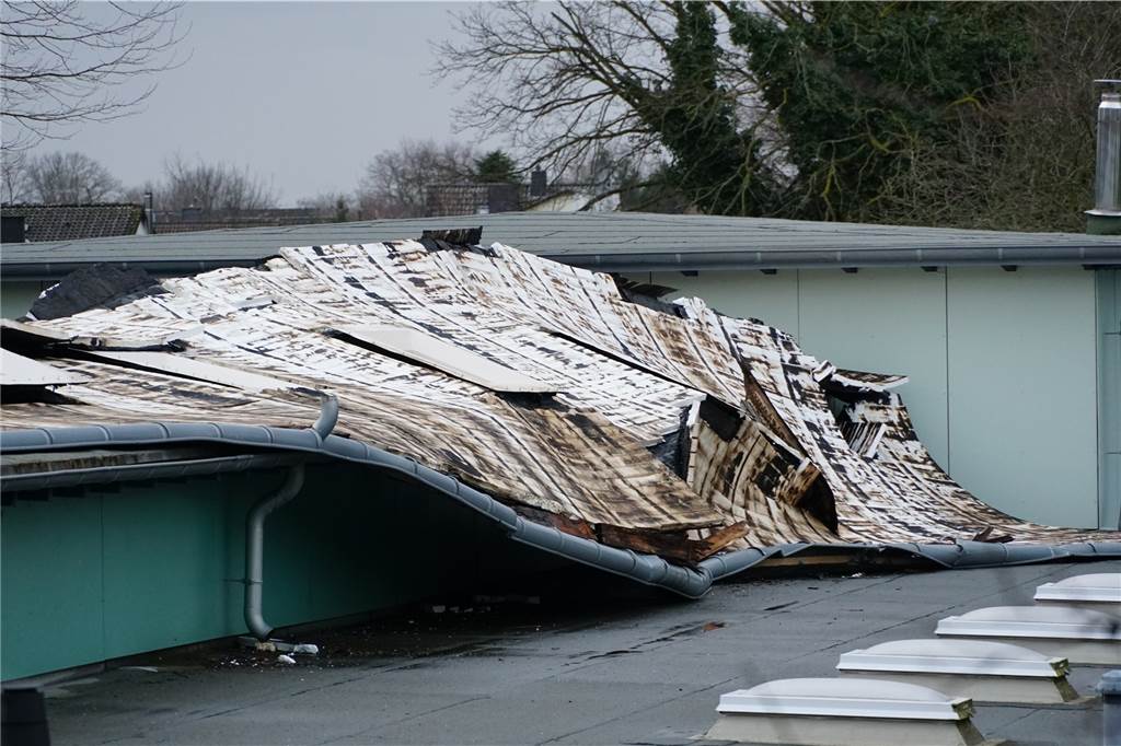 Sturm sorgt für mehr als 200 Einsätze in Dortmund - das Protokoll zum Nachlesen Der Sturm hat das Dach vom Eingangsgebäude des Hardenberg-Freibads in Deusen einmal „umgeklappt“.