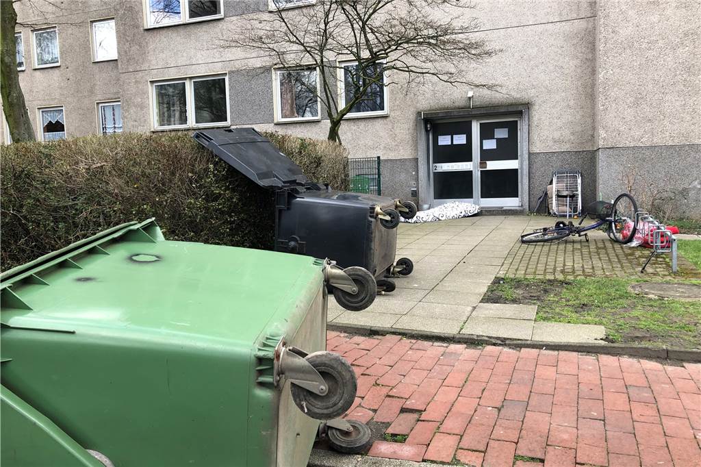 Quarantäne-Hochhaus in Werne: Sieben weitere Bewohner positiv getestet Der Sturm hat die Mülltonnen und ein Fahrrad vor dem Hochhaus im Holtkamp umgestoßen.