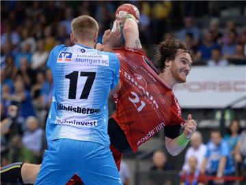 Der Stuttgarter Samuel Röthlisberger versucht Melsungens Timm Schneider (r) am Wurf zu hindern. Foto: Deniz Calagan