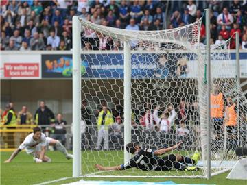 Der Stuttgarter Torschütze Daniel Ginczek (l.) trifft zum 2:1 gegen Paderborn. Foto: Friso Gentsch