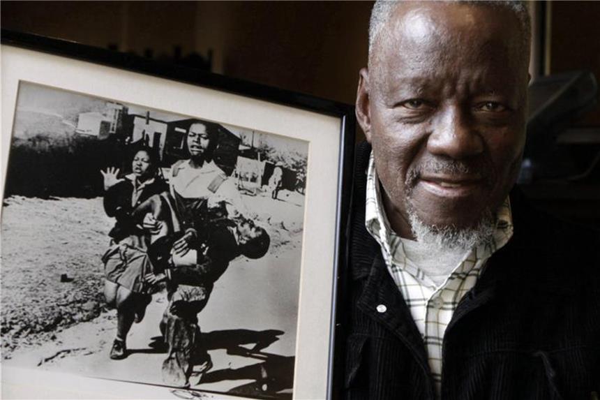 Südafrikanischer Fotograf Sam Nzima gestorben Der südafrikanische Fotograf Sam Nzima mit seiner berühmtesten Fotografie. Foto: Denis Farrell