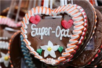 Der „Super-Opa“ kann es auch sein. Experten raten jedenfalls dazu, dass Enkel ihre Großeltern nicht beim Vornamen nennen. Foto: Jan Woitas