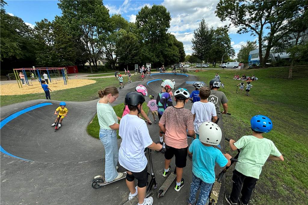 Randys (33) Erlebnis auf dem Super-Spielplatz endete im Rettungswagen Der Super-Spielplatz hinter dem Hallenbad am Sonntag: Einen Tag nach der offiziellen Einweihung war hier bei Superwetter schon wieder reichlich Betrieb. Über 20 Kinder tummeln sich phasenweise auf dem Pumptrack.