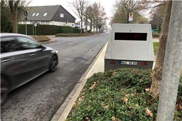 Der Superblitzer des Kreises Unna stand seit seiner Anschaffung vor zwei Monaten an bislang acht Messstellen – seine Ausbeute ist enorm.