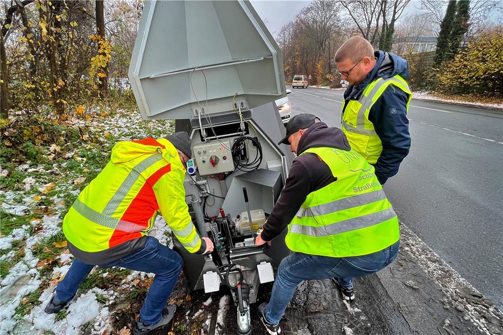 Bilanz beim Blitzen: Bußgelder, Fahrverbote, Millionen-Einnahmen Mitarbeiter der Straßenverkehrsbehörde Kreis Unna stellen einen Superblitzer auf