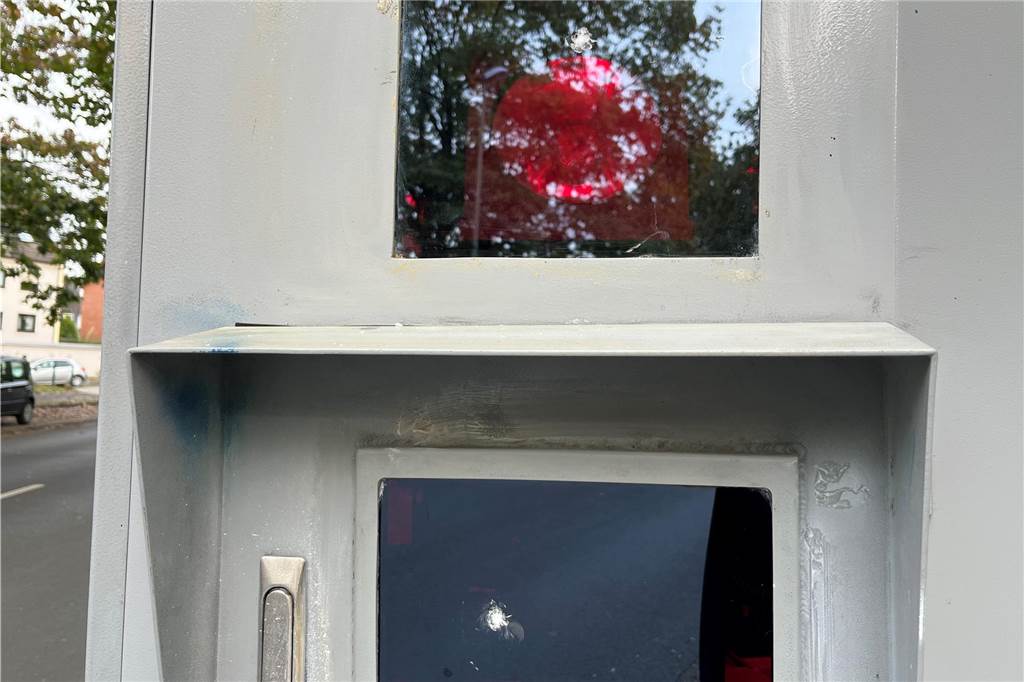 Neuer Superblitzer: Wie er funktioniert und warum er schon für Ärger sorgt Der Superblitzer wurde bereits mehrfach Opfer von Vandalismus. Hier wurde auf die Scheiben eingeschlagen.