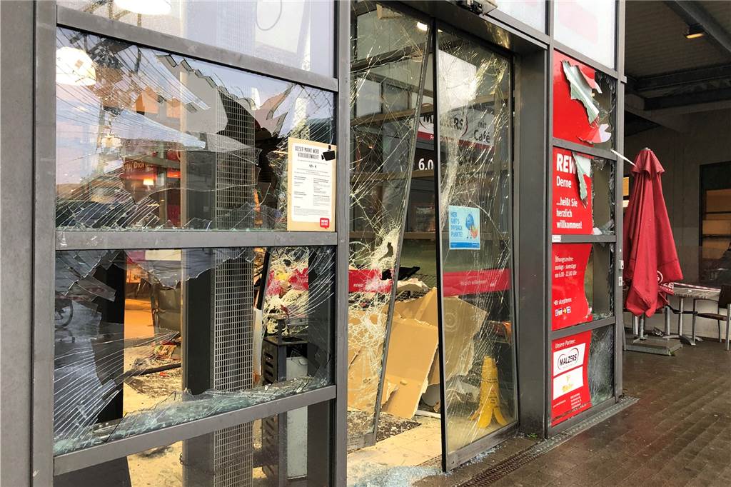 Nach Explosion: Rewe-Eingang in Derne bietet wüstes Bild der Zerstörung Der Supermarkt konnte am Donnerstagmorgen nicht öffnen, weil sich die Eingangstür nicht bewegen ließ