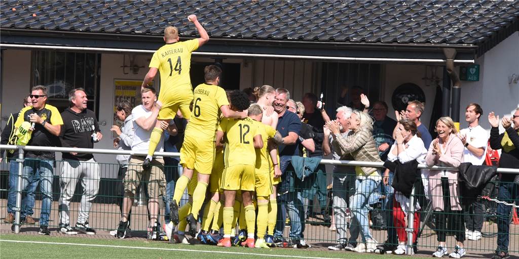 Rettung in letzter Minute: SuS Kaiserau kommt im Abstiegskampf mit blauem Auge davon Der SuS Kaiserau feiert den Klassenerhalt in der Fußball-Landesliga.