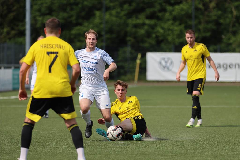 Zwei Spieler im Zweikampf.