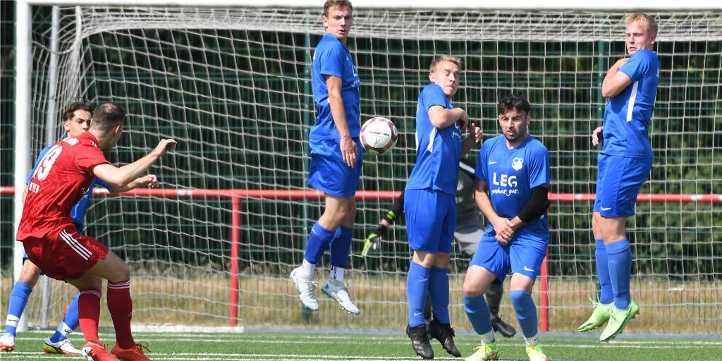 Aufstellungen, Torschützen, Platzverweise: So haben Castrop-Rauxels Fußballteams gespielt Der SuS Merklinde (blaue Hemden) unterlag in der Kreisliga A dem VfB Börnig.