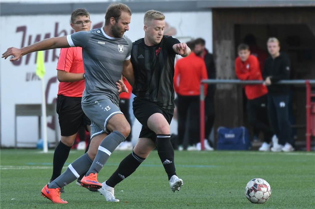 Auf einen Blick : Alle Partien und Ergebnisse des zwölften Spieltages Der SuS Merklinde II (schwarze Trikots) setzt sich mit der SG Victoria/Sportfreunde III auseinander. Die SG Castrop III (graue Trikots) empfängt den FC Frohlinde III.