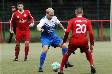 Der SuS Merklinde mit Tobias Ott (links), hier im Spiel gegen den SC Constantin, benötigt einen Sieg gegen Marokko Herne, um die Kreisliga A-Spitze verteidigen zu können.