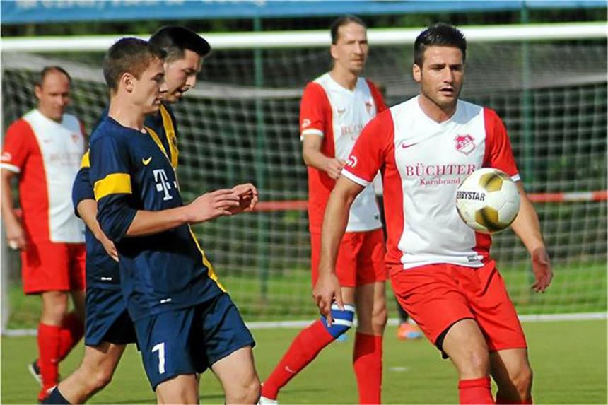 Merklinde peilt siebten Sieg in Folge an Der SuS Merklinde (rote Trikots) ist nach dem neunten Spieltag Spitzenreiter.engel