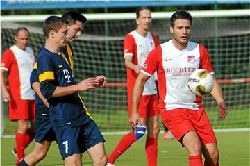 Der SuS Merklinde (rote Trikots) ist nach dem neunten Spieltag Spitzenreiter.engel