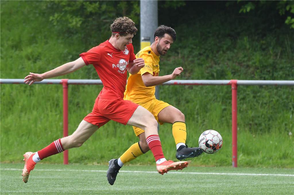 Merklinde-Trainer Klaus Magiera kündigt Rücktritt an: Der SuS Merklinde (rotes Trikot) ist am 16. Spieltag (1. Dezember) beim DSC Wanne III am Ball (gelbes Trikot). Es soll das letzte Spiel von Klaus Magiera als Trainer des Kreisligisten sein.