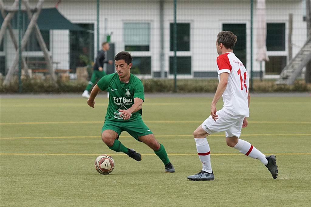 SuS Oberaden will alles anders machen als in der letzten Saison: „Wir haben schon Muffe“ Der SuS Oberaden und Cem Bozkurt, hier am Ball beim 4:1-Sieg gegen TuS Uentrop, haben eine mehr als ordentliche Vorbereitung gespielt.