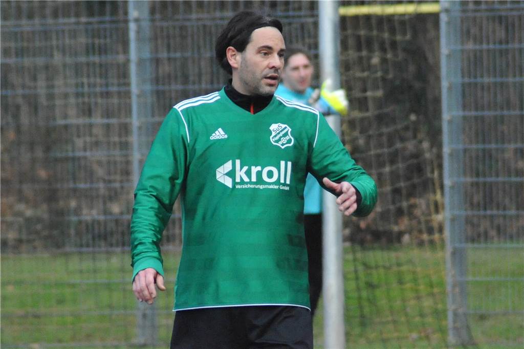 Nur wenige Vereine trauen sich auf die Sportplätze und in die Hallen Der SuS Pöppinghausen mit dem Vorsitzenden Torsten Leder, hier selbst im Einsatz, hat am ersten Tag der Sportplatz-Öffnungen die Gunst der Stunde genutzt.