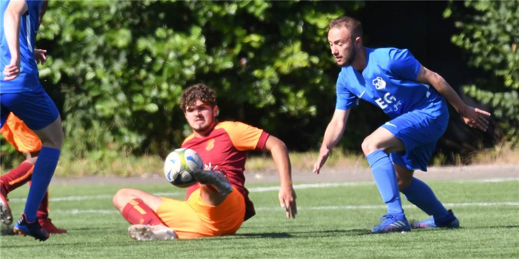 Stadtmeisterschaft: Elfmeter entscheidet Duell zwischen SuS Merklinde und SuS Pöppinghausen Der SuS Pöppinghausen (orangene Trikots) aus Kreisliga C hielt recht gut mit mit dem A-Kreisligisten SuS Merklinde.