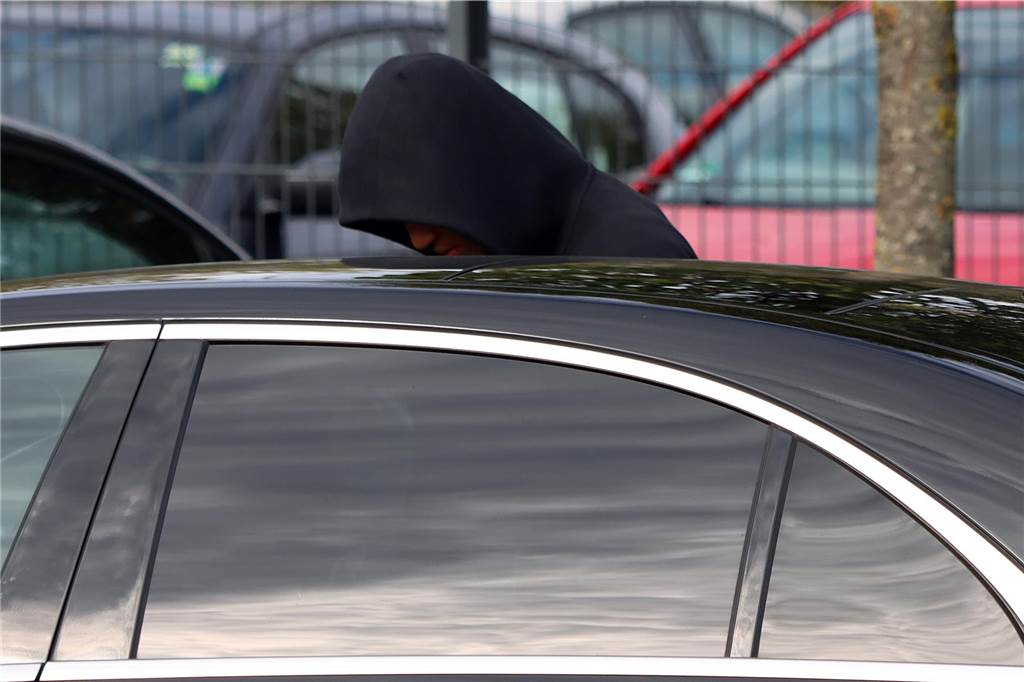 Paris Brunner steigt in sein Auto.