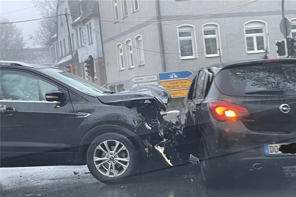 Ampel auf Schwerin ausgefallen: Prompt kracht es auf zentraler Kreuzung Der SUV kam vom Hellweg, der Kleinwagen hatte auf der Dortmunder Straße Vorfahrt.