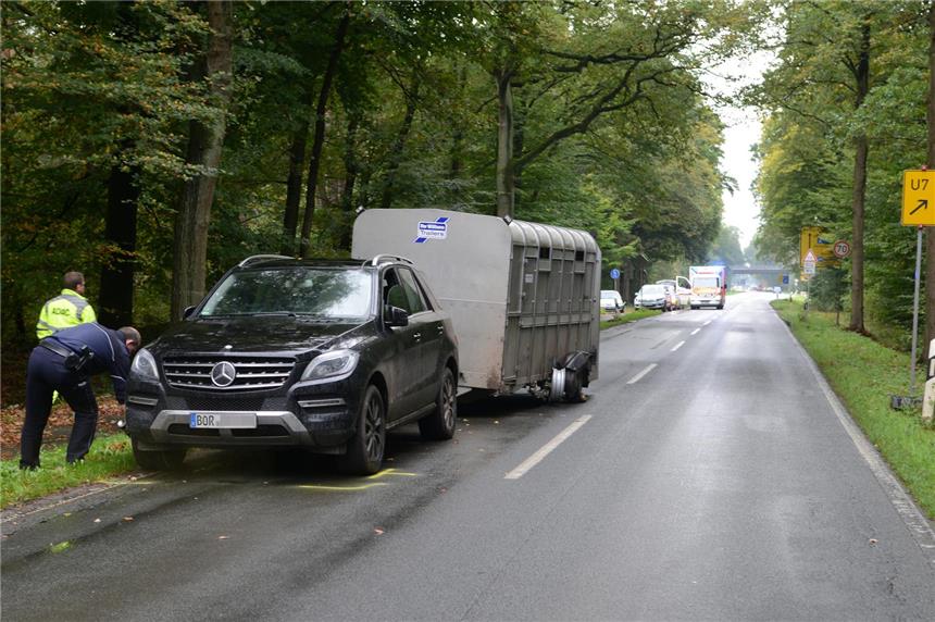 Der SUV und der Viehanhänger waren nach der Kollision nicht mehr fahrtüchtig. Das Gespann musste abgeschleppt werden.