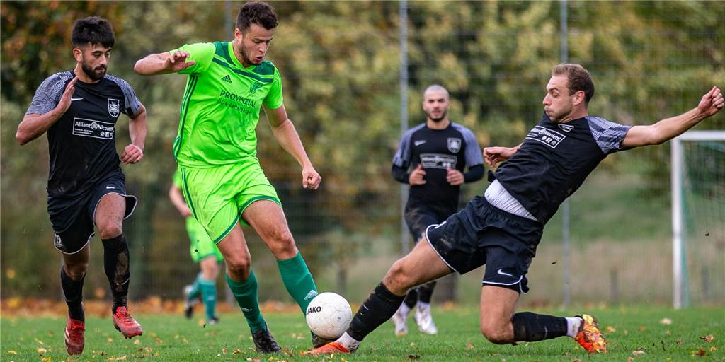 SuS Oberaden lässt weiter Federn: SV Bausenhagen fügt SuS die vierte Niederlage zu Der SV Bausenhagen mit Robin Erdmann (M.) gewann gegen den SuS Oberaden um Peter Sokol (r.) und Ferdi Civak (l.).