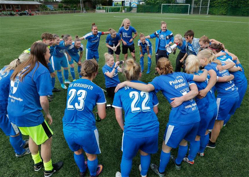 Damen des SV Berghofen feiern den Aufstieg Der SV Berghofen feiert den Meistertitel in der Westfalenliga und den Aufstieg in die Regionalliga.