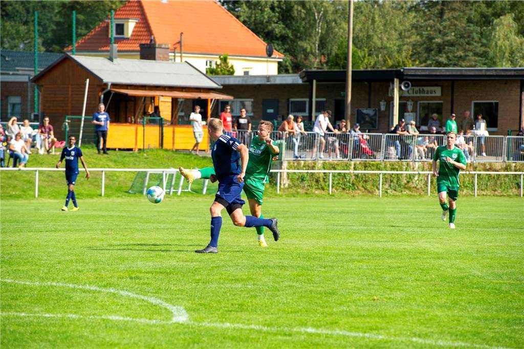 Der SV Bossendorf hat am vierten Spieltag erstmals gewonnen und den 1. FC Preußen Hochlarmark mit 6:0 geschlagen.