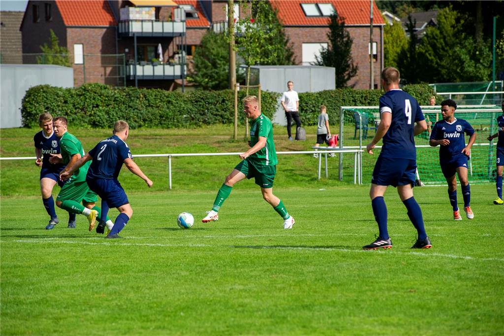 Der SV Bossendorf hat am vierten Spieltag erstmals gewonnen und den 1. FC Preußen Hochlarmark mit 6:0 geschlagen.