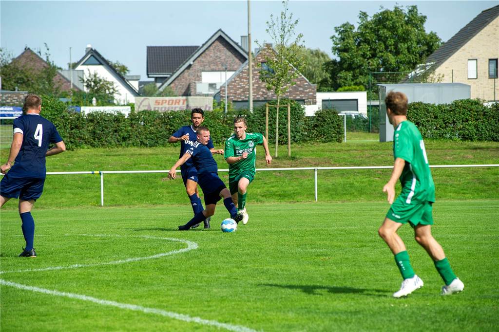 Der SV Bossendorf hat am vierten Spieltag erstmals gewonnen und den 1. FC Preußen Hochlarmark mit 6:0 geschlagen.