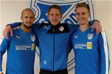 Der SV BW Alstedde rüstet in der Defensive noch einmal nach. Im Sommer wechseln Mike Rothe (l.) und Jonas Hülsmann (r.) an den Heikenberg. Co-Trainer Thomas Westrup (m.) freut sich über den Wechsel.