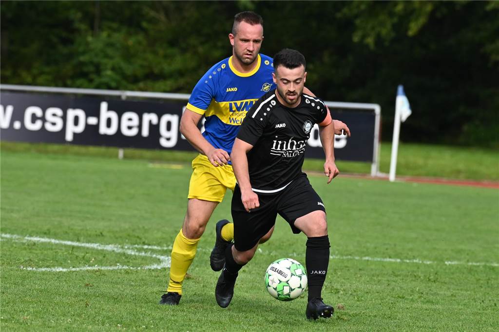 Spitzenreiter VfL Kamen fügt SV Herbern heftige Niederlage zu: Slapstick-Tor in Piplica-Manier Der SV Herbern um Johannes Richter (l.) bekam VfL Kamens Kapitän Emre Demir nur schwer in den Griff.