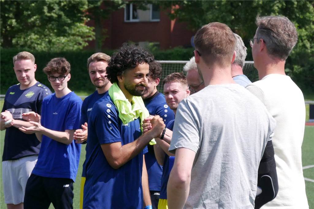 Nach einer Saison beim SV Herbern: Noel Dülek verabschiedet sich Im großen Kreis verabschiedete der SV Herbern seine Abgänge der Saison 2023/24. So auch Noel Dülek.