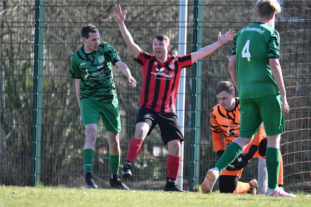 Spielszene zwischen SV Hullern und SV Bossendorf 2