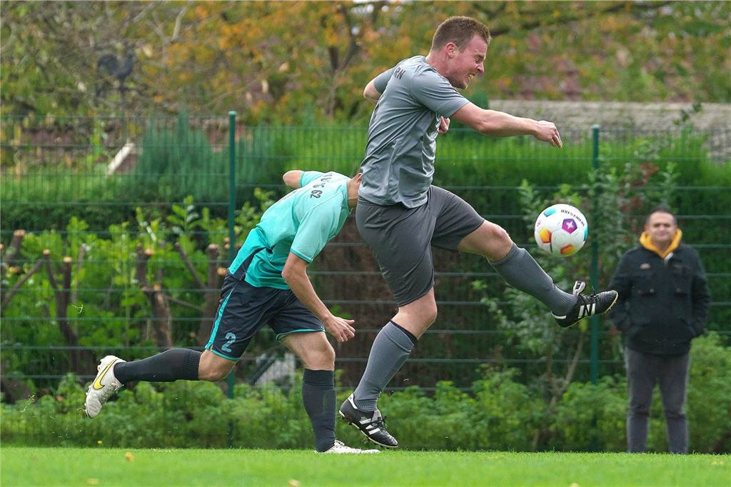Der SV Hullern verlor in der Kreisliga C4 mit 0:7 gegen den FC Leusberg II mit 0:7 und haderte hinterher mit einigen Entscheidungen des Unparteiischen.