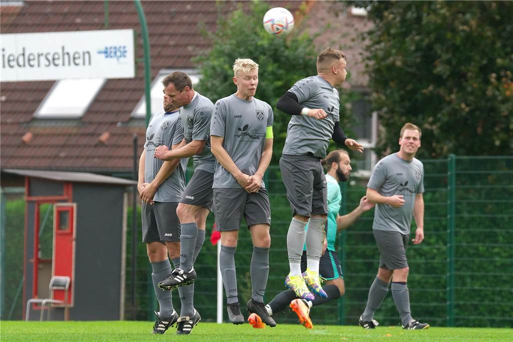Der SV Hullern verlor in der Kreisliga C4 mit 0:7 gegen den FC Leusberg II mit 0:7 und haderte hinterher mit einigen Entscheidungen des Unparteiischen.