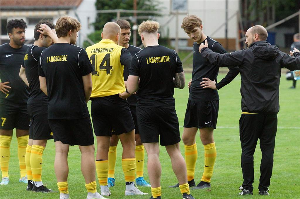 Saisonstart der Fröndenberger Fußballmannschaften in Schulnoten: Nur ein Team überzeugt SV Langeschede Spieler gucken bedrückt auf den Boden.