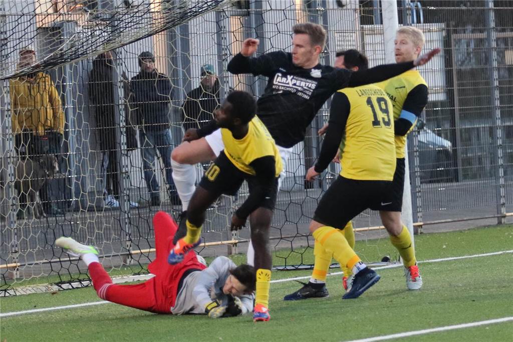 SV Langschede Spieler des SV Langschede und des SV Frömern im Kampf um den Ball.
