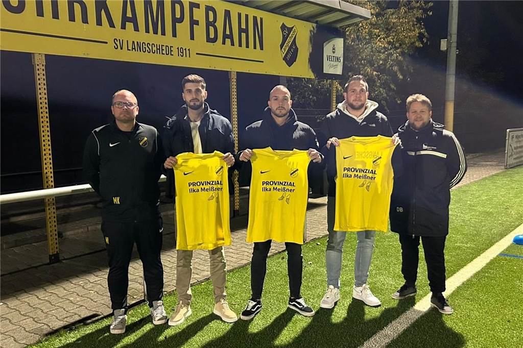 Der SV Langschede verstärkt sich für die Rückserie: Der Sportliche Leiter Marco König (l.) und Co-Trainer Dag Bieber (r.) begrüßen (v.l.) Bünyamin Udo Bormann, Rinor Halitaj und Julian Seeling in der Ruhrkampfbahn.