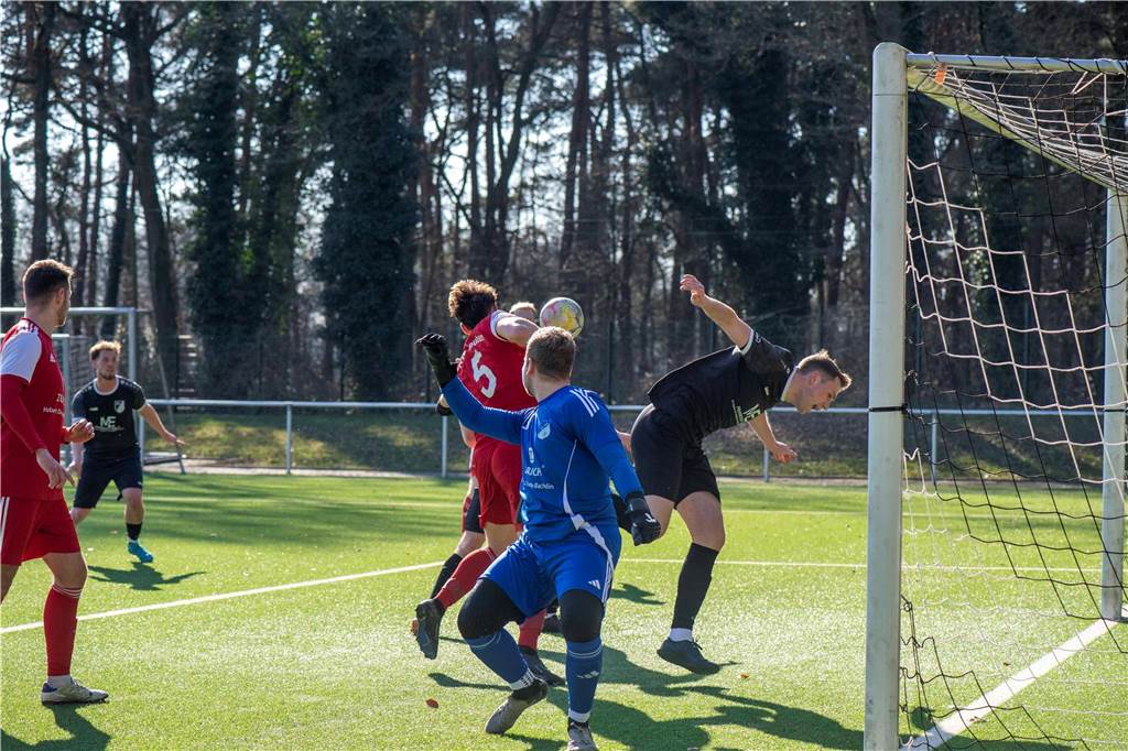 Spielszene zwischen SV Lippramsdorf und Rot-Weiß Deuten II