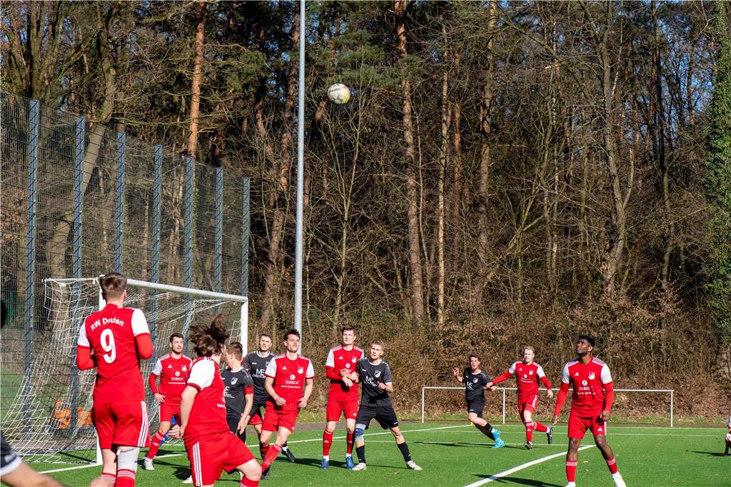 Spielszene zwischen SV Lippramsdorf und Rot-Weiß Deuten II