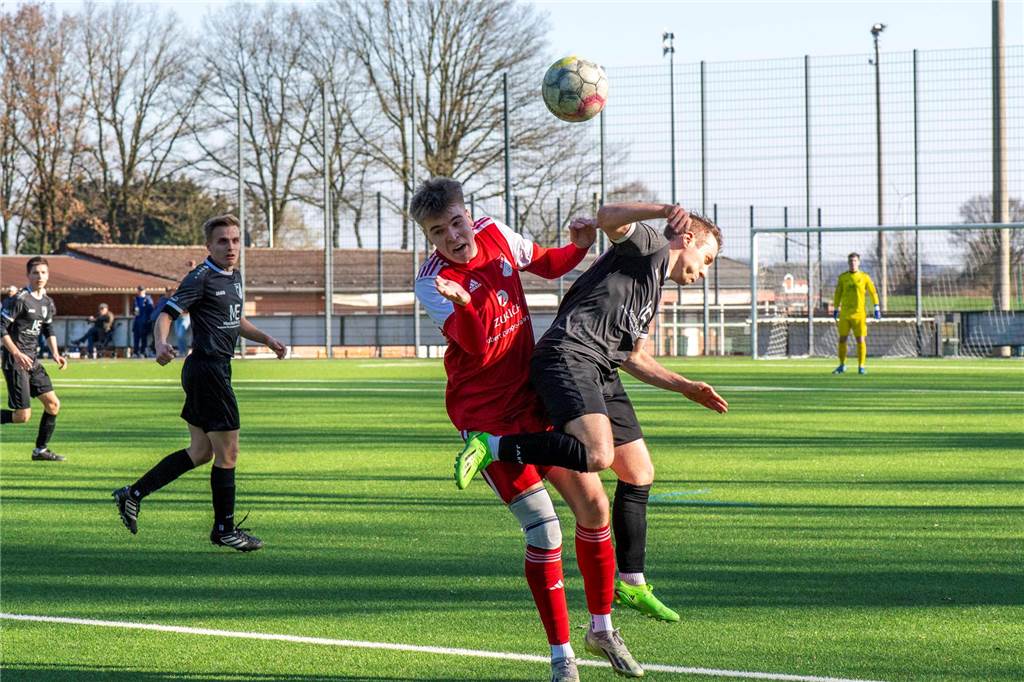 Spielszene zwischen SV Lippramsdorf und Rot-Weiß Deuten II