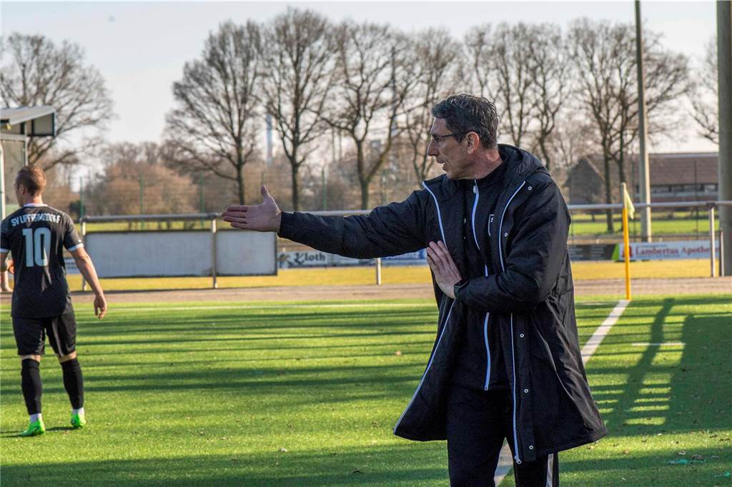 Spielszene zwischen SV Lippramsdorf und Rot-Weiß Deuten II