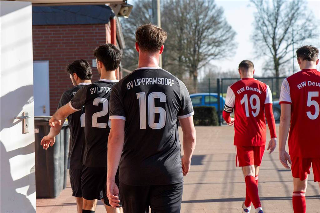Spielszene zwischen SV Lippramsdorf und Rot-Weiß Deuten II